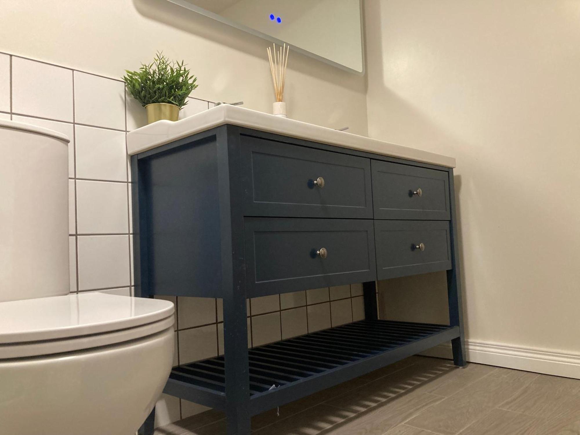 Smart 4K Tvs In All Bedrooms Double Vanity Sink 벨파스트 외부 사진