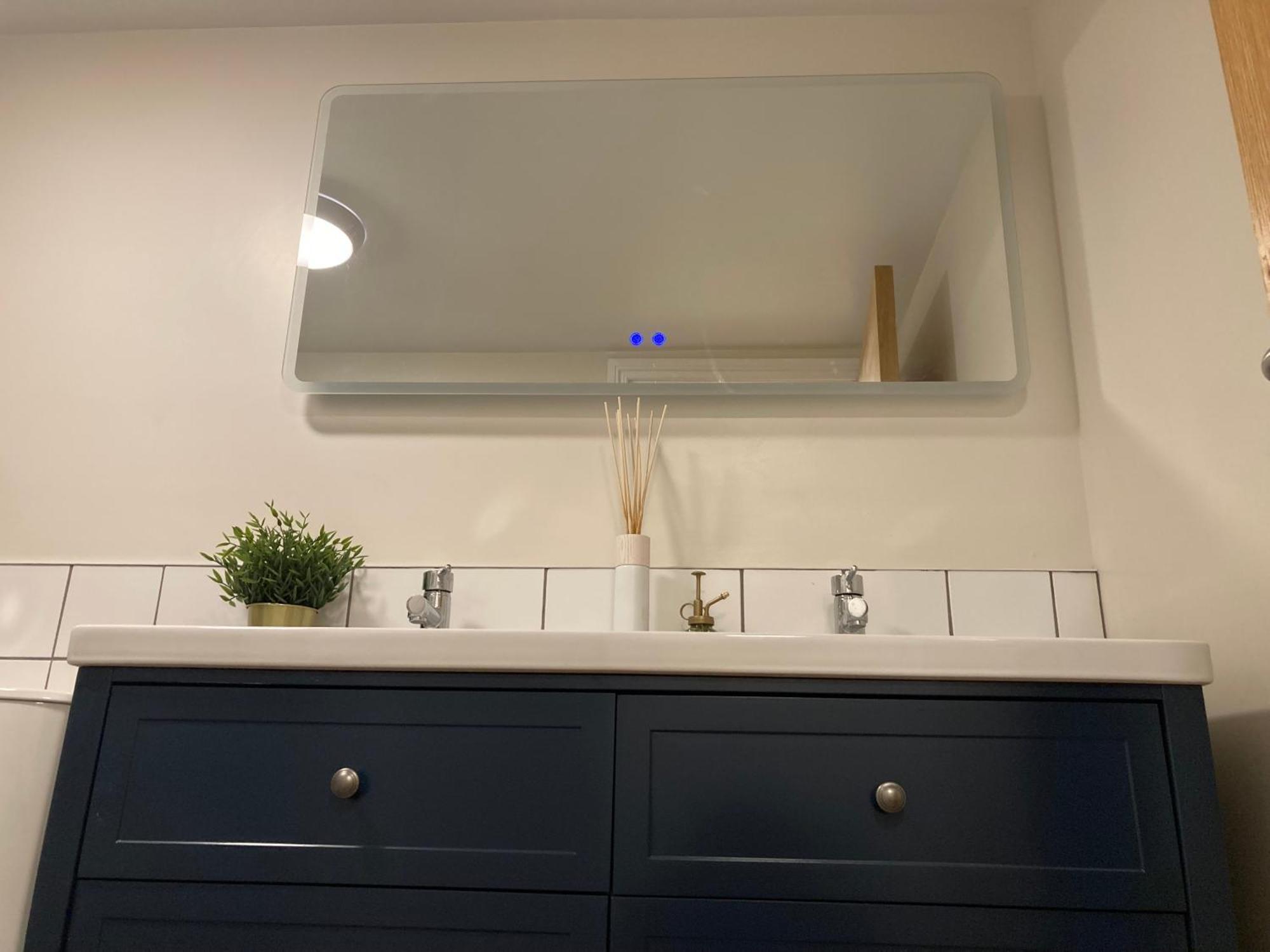 Smart 4K Tvs In All Bedrooms Double Vanity Sink 벨파스트 외부 사진