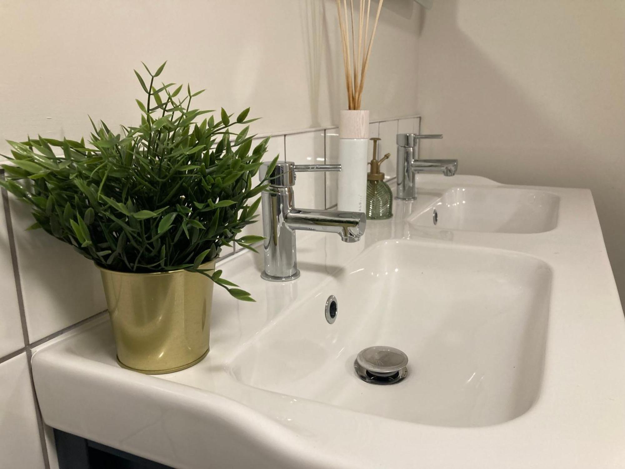 Smart 4K Tvs In All Bedrooms Double Vanity Sink 벨파스트 외부 사진