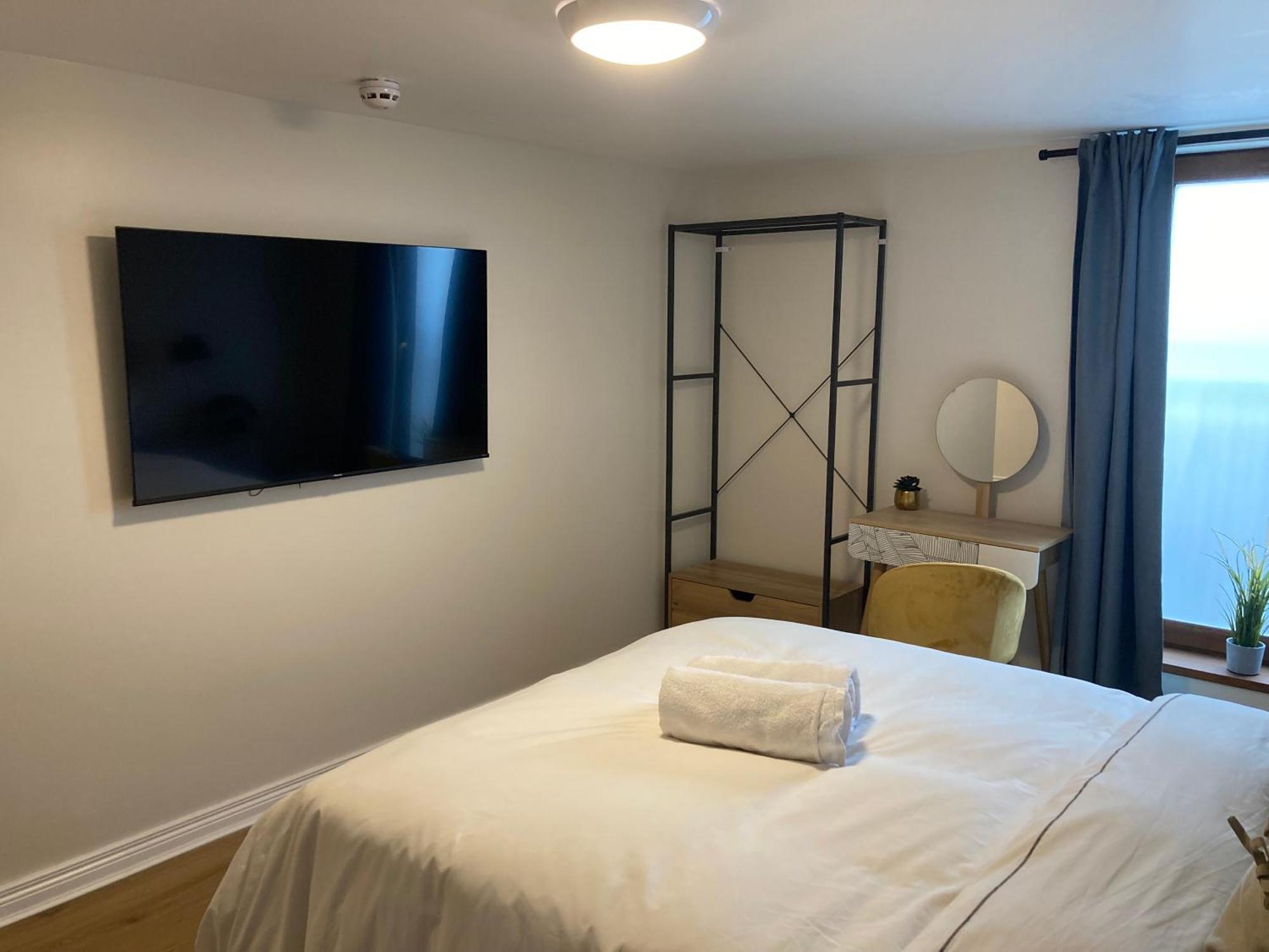 Smart 4K Tvs In All Bedrooms Double Vanity Sink 벨파스트 외부 사진